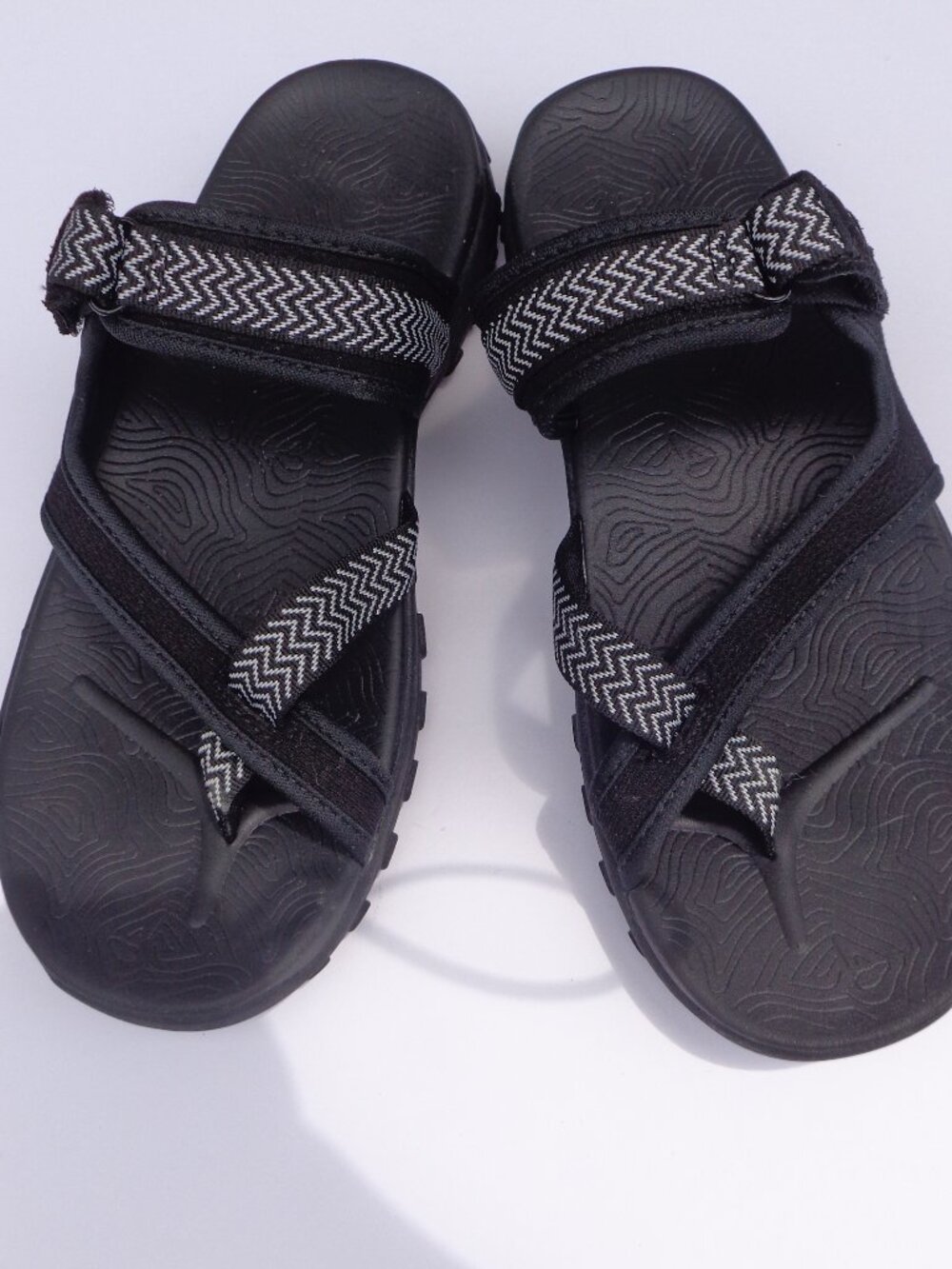 Skechers Reggae Toe Loop Black White Chevron-patterned Adjust Strap Sandals Sz 9